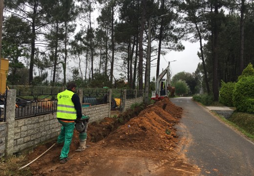Arrancan as obras de dotación de saneamento aos lugares de Sobrido, Carballo e Meixe na parroquia de Oleiros